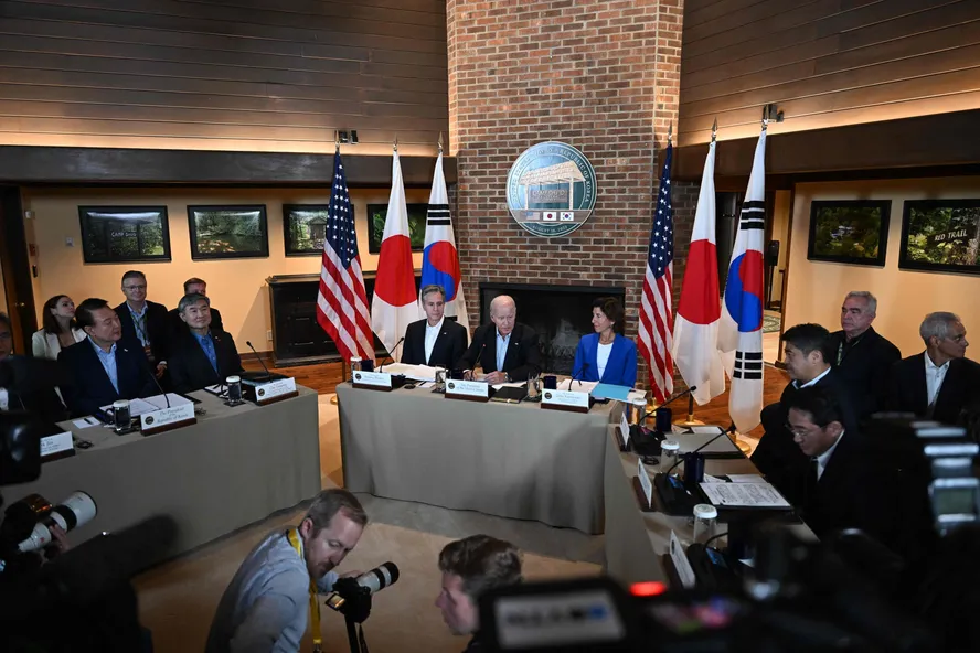 Biden (centro) fala durante cúpula trilateral com primeiro-ministro japonês e presidente sul-coreano em Camp David 