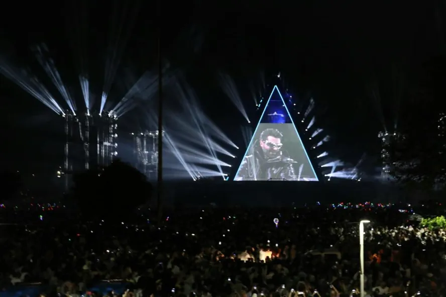 Alok fez um show de luzes e tecnologia na Praia de Copacabana 