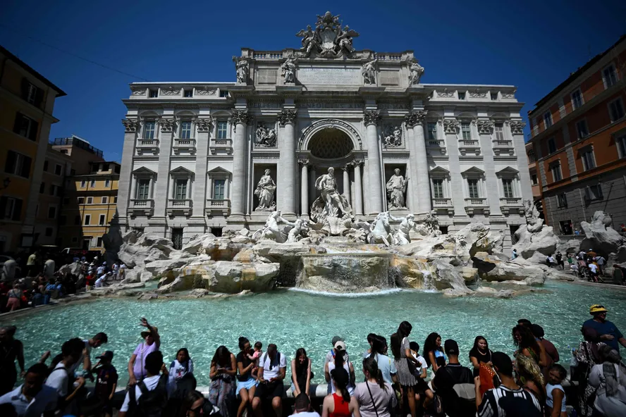 Turistas na Fontana di Trevi, em Roma, na Itália, um dos pontos mais visitados da cidade 