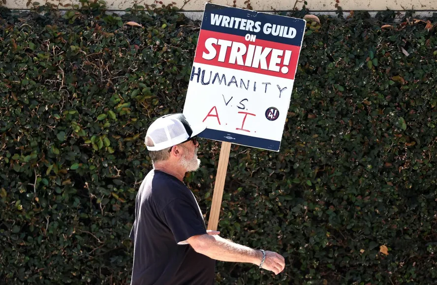 'Humanidade x Inteligência Artificial' em cartaz de roteirista em greve em Hollywood 