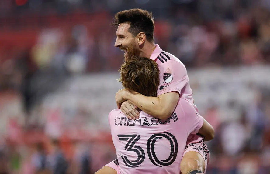 Messi celebra com Cremaschi segundo gol contra o New York Red Bulls 