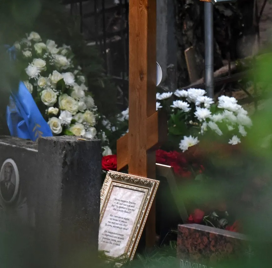 Flores depositadas no túmulo do líder do Wagner, Yevgeny Prigojin 