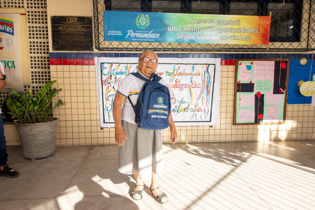 Dona Edelzuita iniciou os estudos em 2022, aos 93 anos, para realizar o sonho de ler e escrever, que lhe foi privado durante a infância