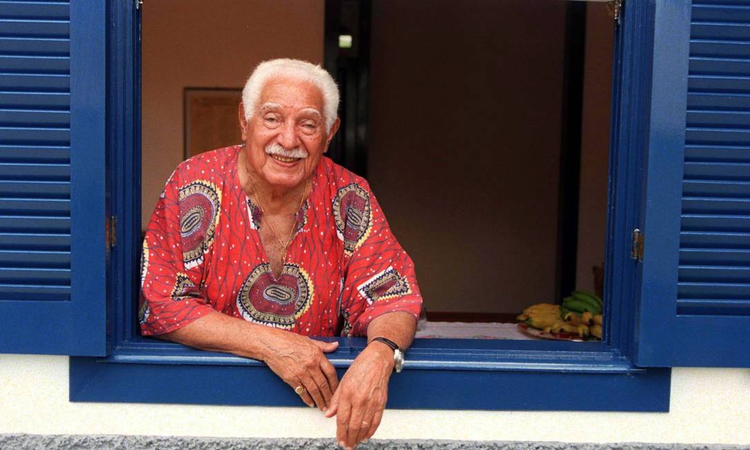 Dorival Caymmi na janela da sua casa em Pequeri, Minas Gerais