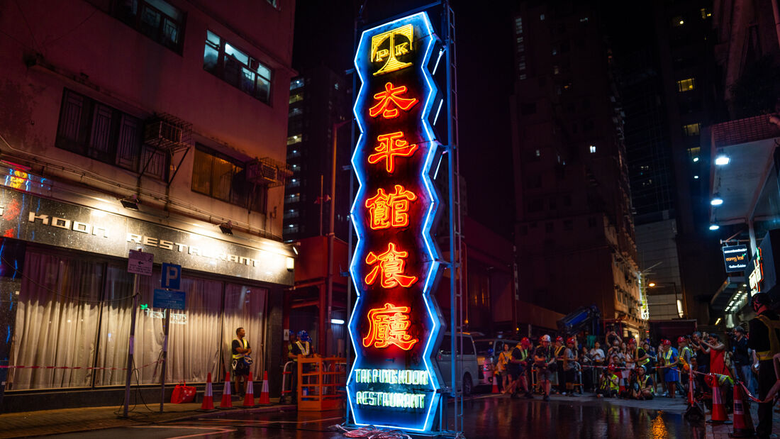 Letreiro neon removido do restaurante Tai PIng Koon, em Hong Kong