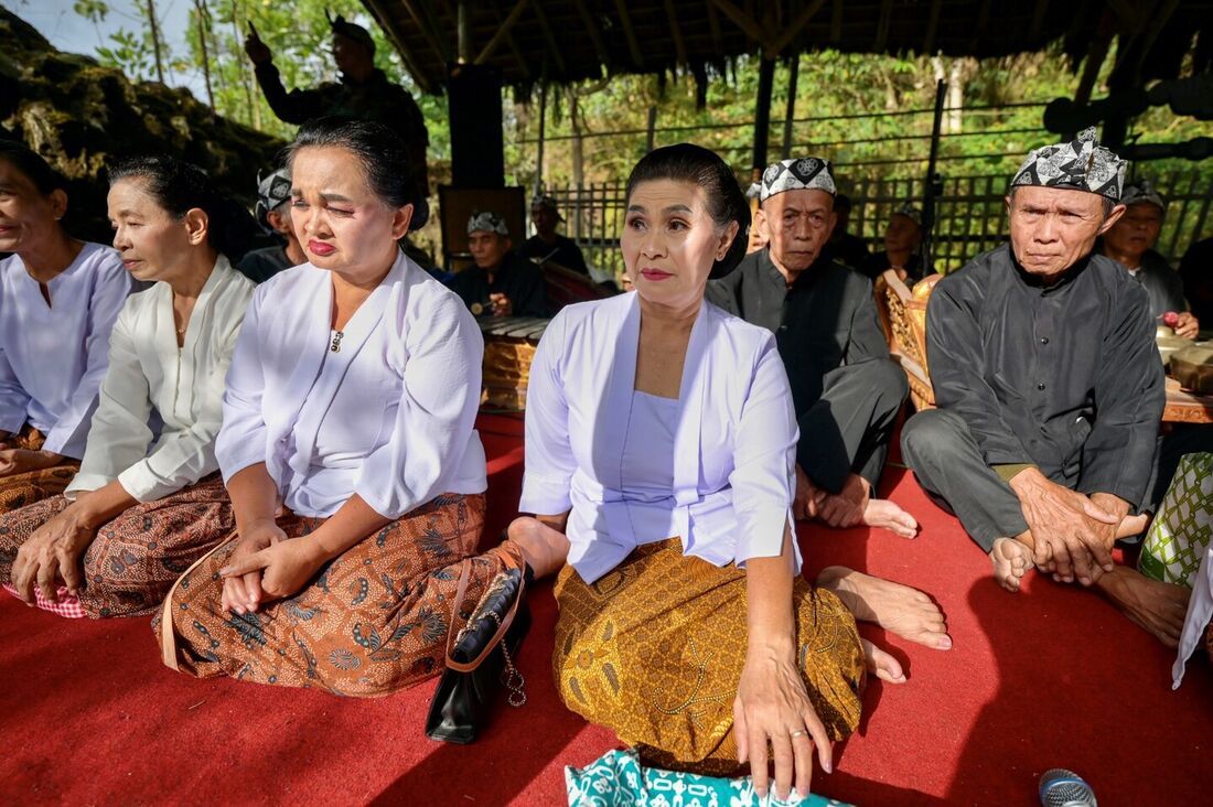 Membros da fé Sunda Wiwitan participando de um ritual chamado "Pesta Dadung"