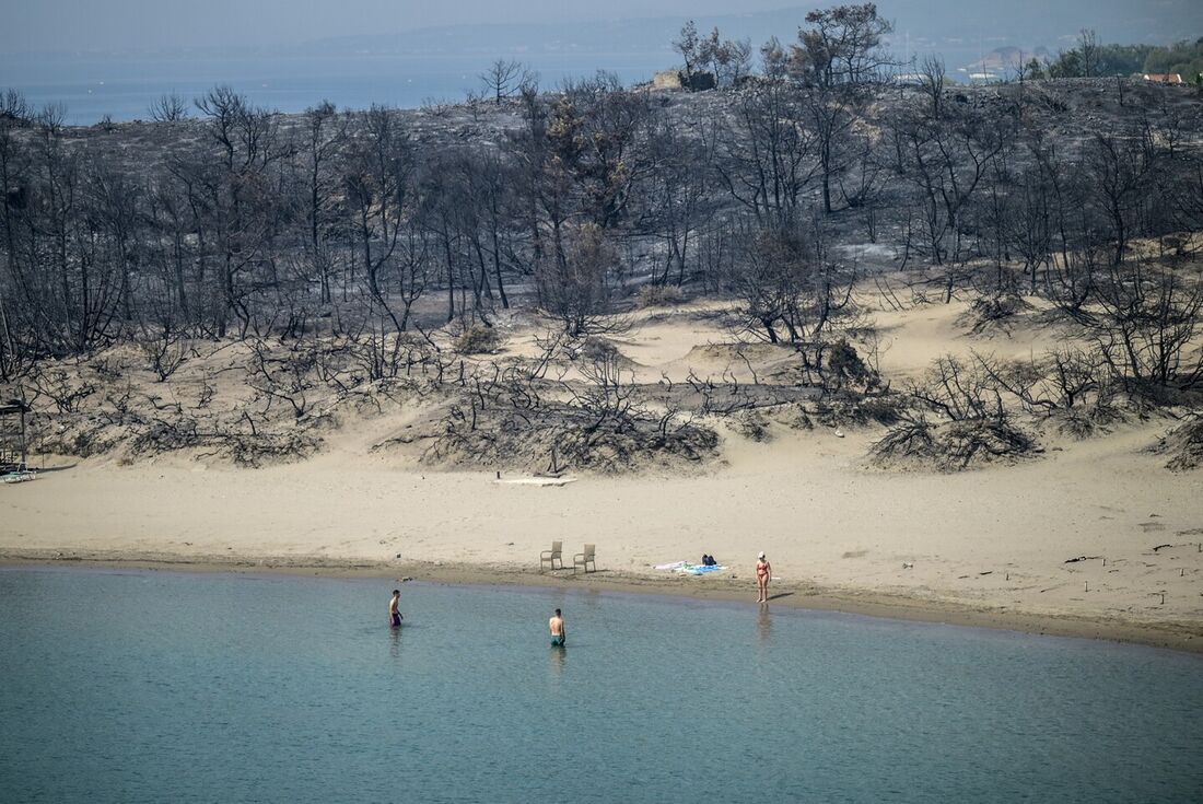 Praia onde incêndios destruíram a floresta, em Glystra