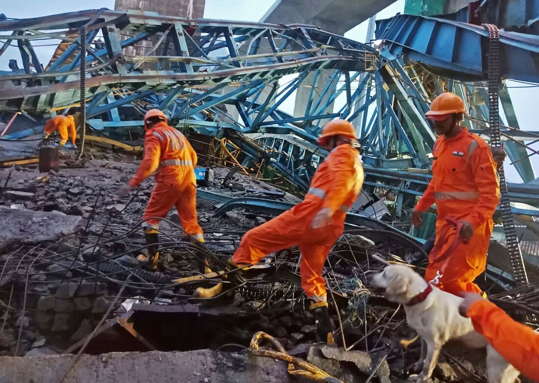 Membros da NDRF inspecionando o local