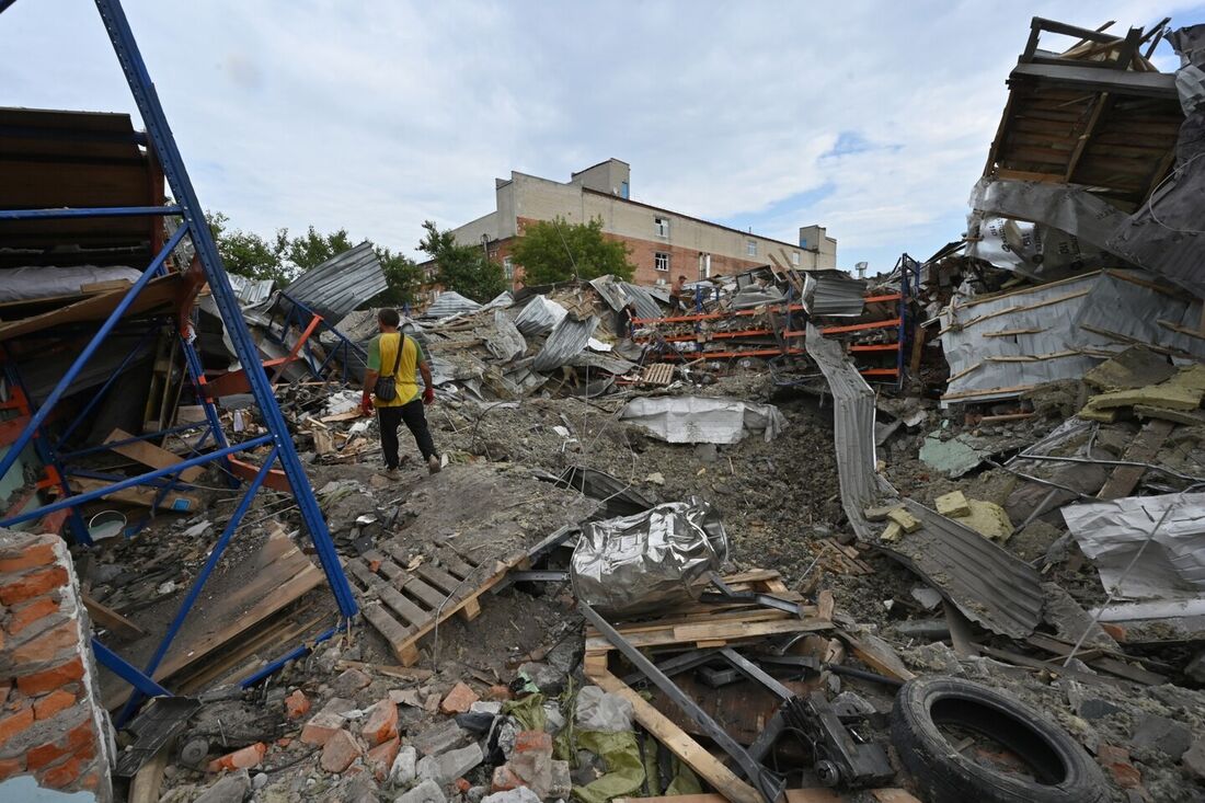 Escombros de um armazém e oficinas destruídas como resultado de um ataque com mísseis em Kharkiv 