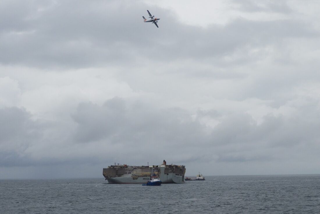 Navio transportava centenas de carros