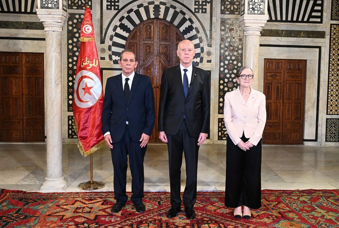 Primeira-ministra cessante Najla Bouden e o novo primeiro-ministro Ahmed Hachani 