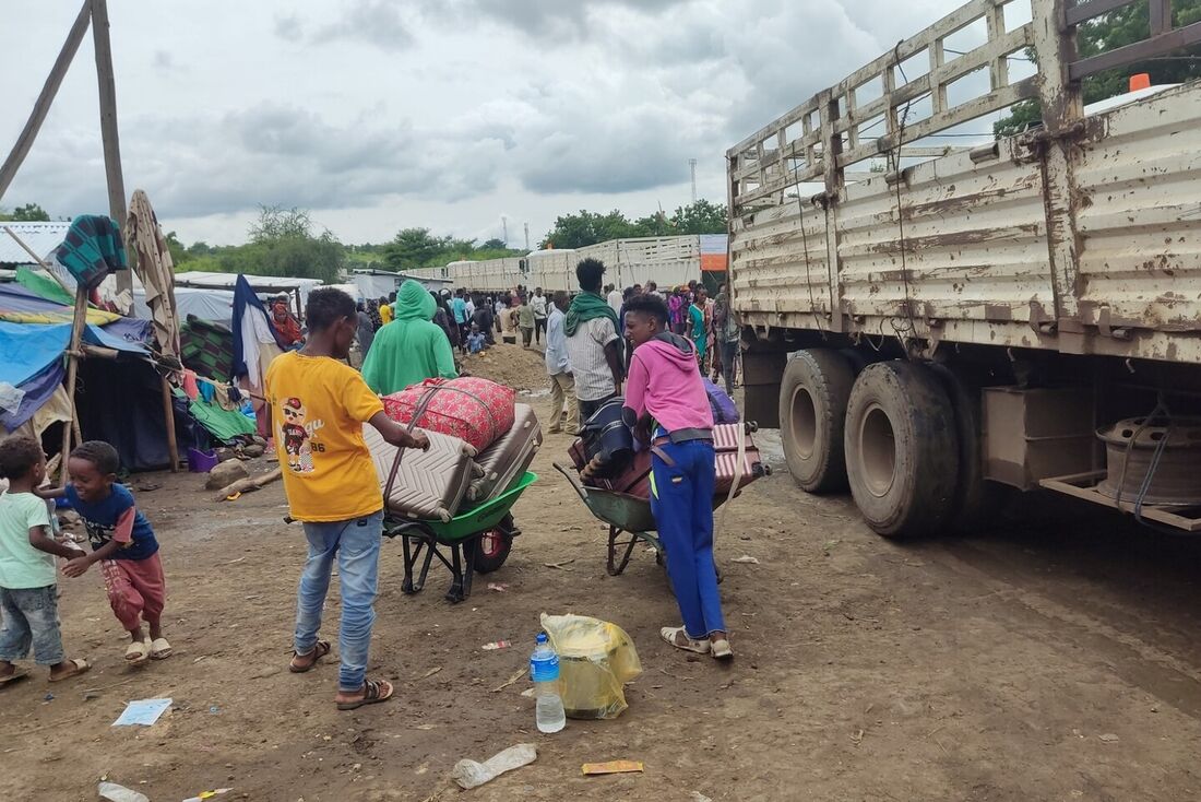 Sudaneses esperam para entrar na Etiópia a partir da cidade de Gallabat, no Sudão