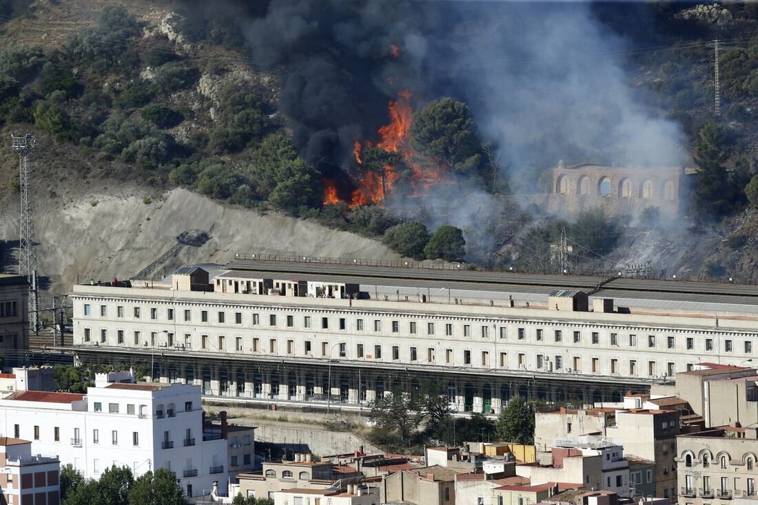  Incêndio, impulsionado por ventos fortes, nos arredores de Portbou, perto da fronteira franco-espanhola