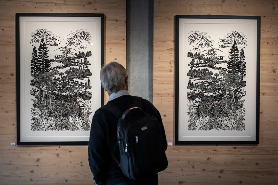 Visitante observa obras da artista suíça Marianne Dubuis durante uma exposição no Centro Suíço de Corte de Papel em Chateau d'Oex