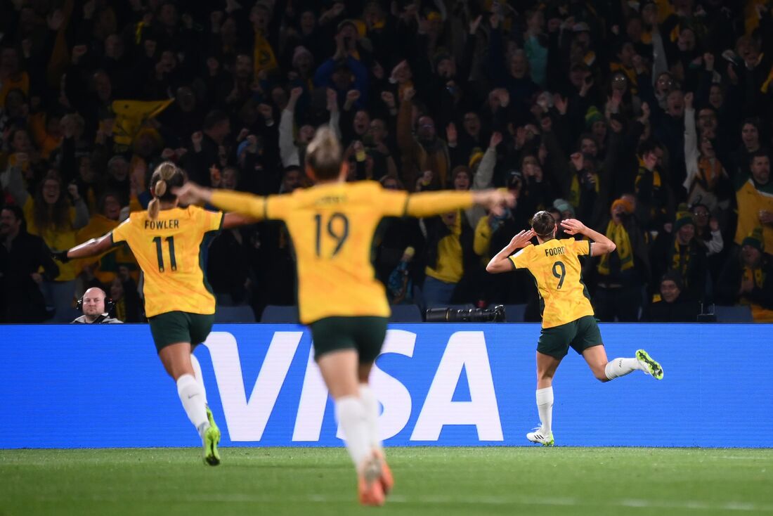 Jogadoras da Austrália comemorando o primeiro gol contra a Dinamarca 