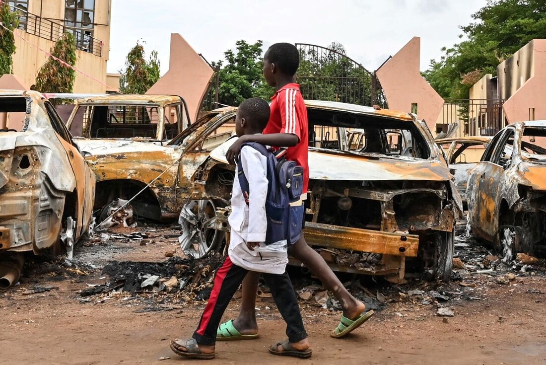 Carros queimados do lado de fora da sede do Partido Nigeriano para Democracia e Socialismo do presidente Bazoum 