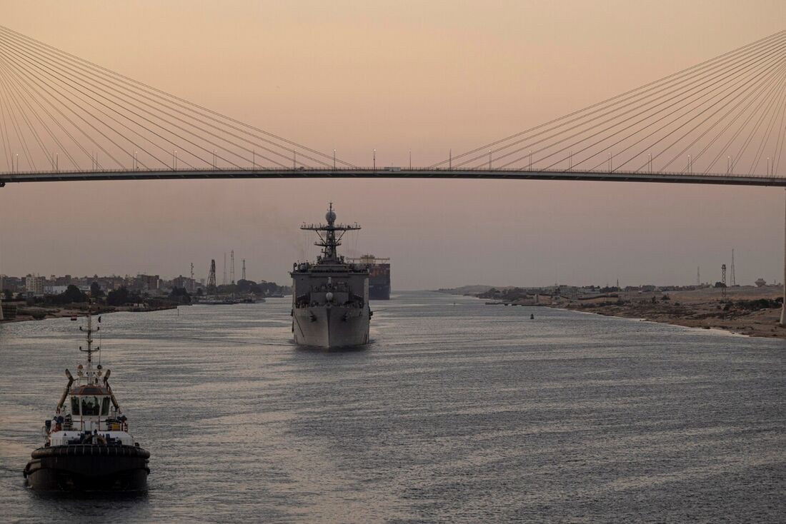 Navio de desembarque anfíbio USS Carter Hall (LSD 50) em trânsito no Canal de Suez