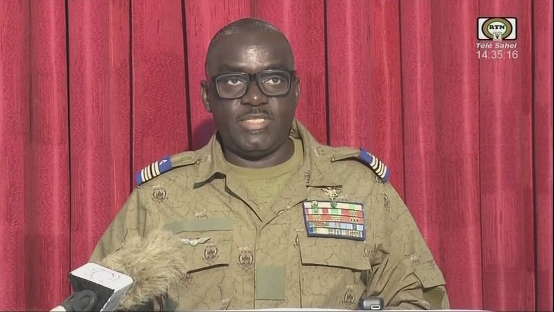 Coronel Major Amadou Abdramane lendo uma declaração na televisão nacional