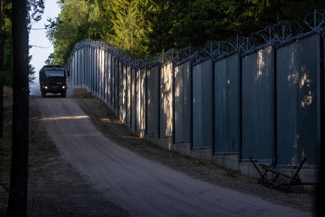 Guardas de fronteira patrulham ao longo do muro da fronteira entre a Polônia e a Bielo-Rússia