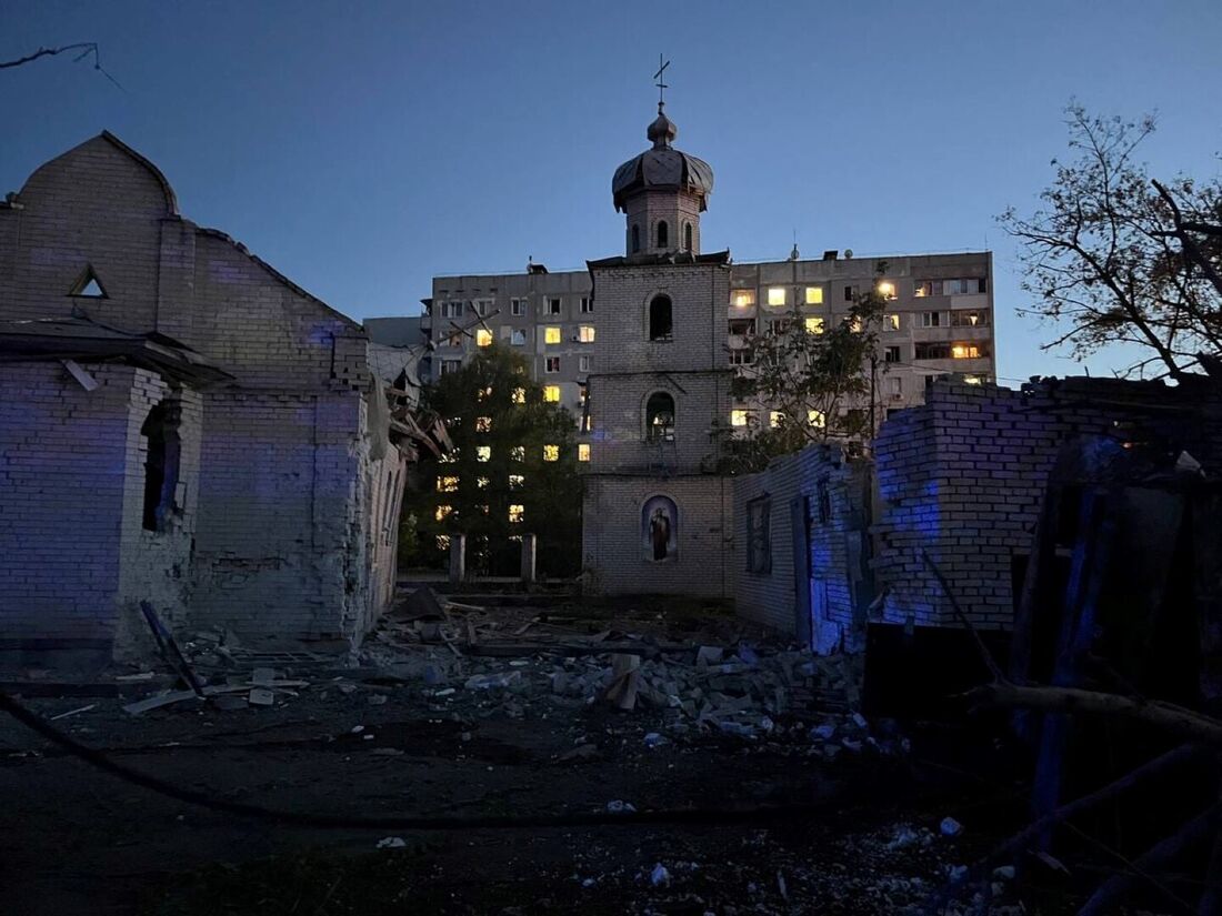 Igreja danificada depois que mísseis russos atingiram Zaporizhzhia