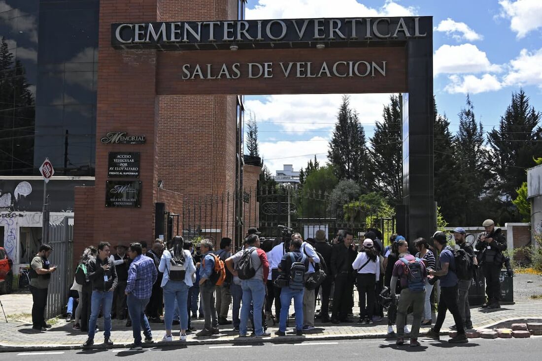 O corpo de Fernando Villavicencio está sendo velado no Cemitério Vertical de Quito