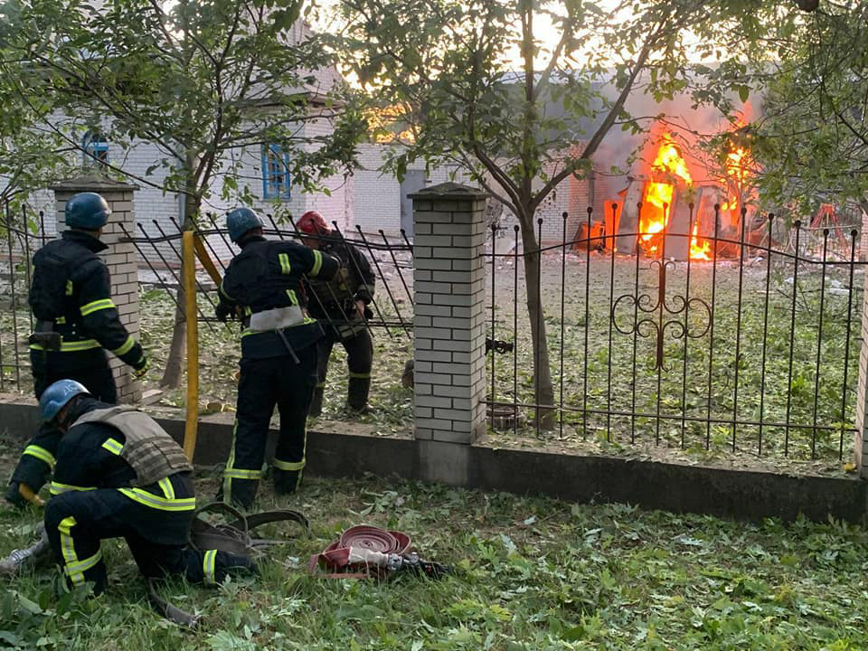 Equipes de resgate lutando contra um incêndio depois que mísseis russos atingiram Zaporizhzhia 