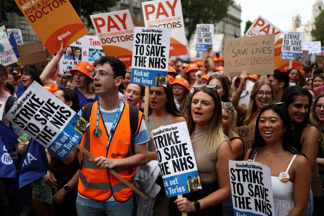 Funcionários de hospitais públicos iniciam nova greve na Inglaterra