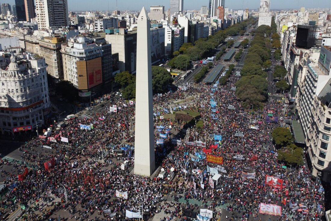 Centenas de pessoas participaram de uma marcha nesta sexta-feira (11) 