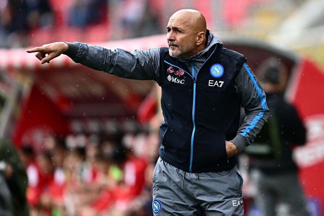 A imprensa italiana especulou que o ex-técnico do Napoli, Luciano Spalletti, poderia ser o sucessor de Roberto Mancini como técnico da seleção italiana.