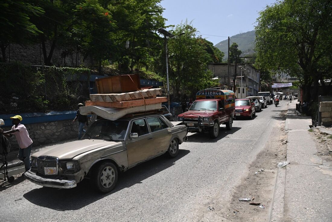 Moradores deixam bairro de Porto Príncipe