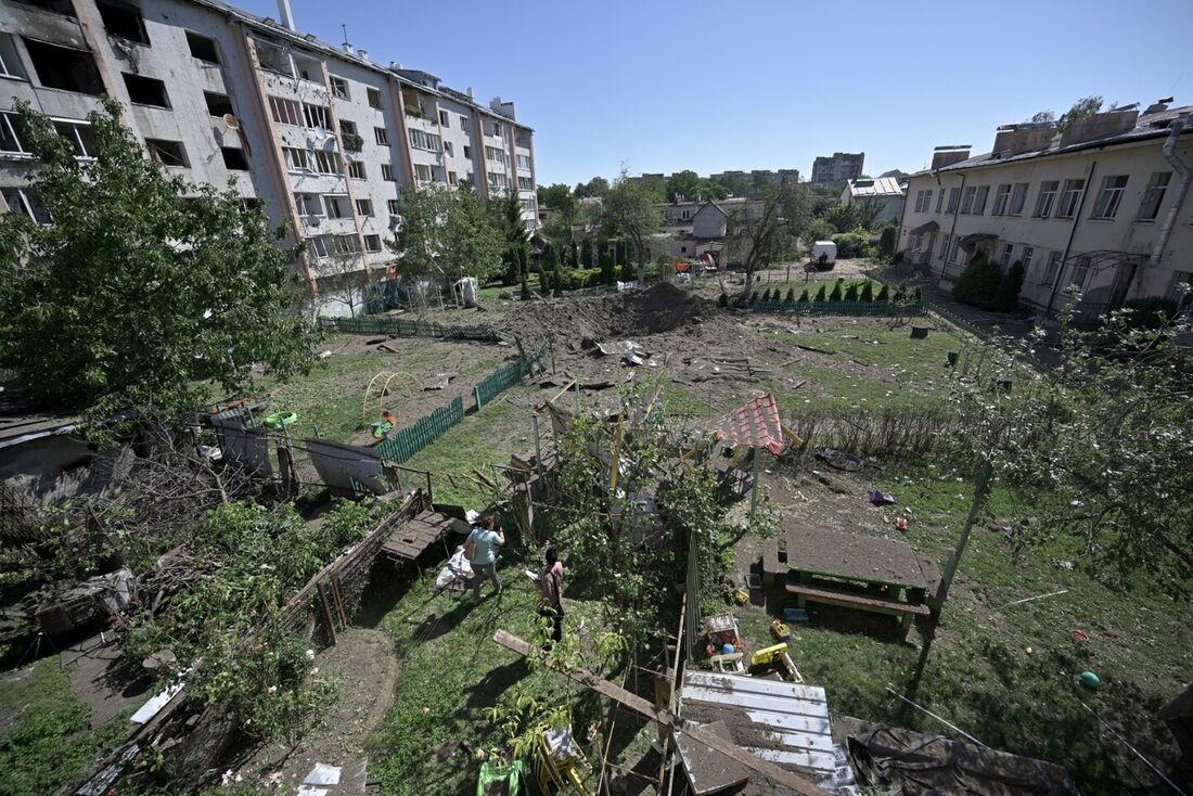 Míssil caiu entre prédios residenciais e um jardim de infância na cidade de Lviv