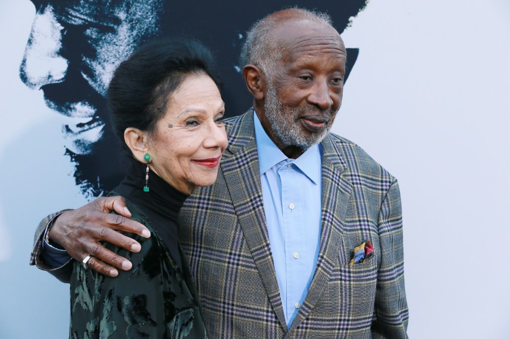 O executivo musical Clarence Avant e sua esposa Jacqueline Avant. Clarence, considerado uma das figuras mais impactantes do mundo da música, morreu no fim de semana.