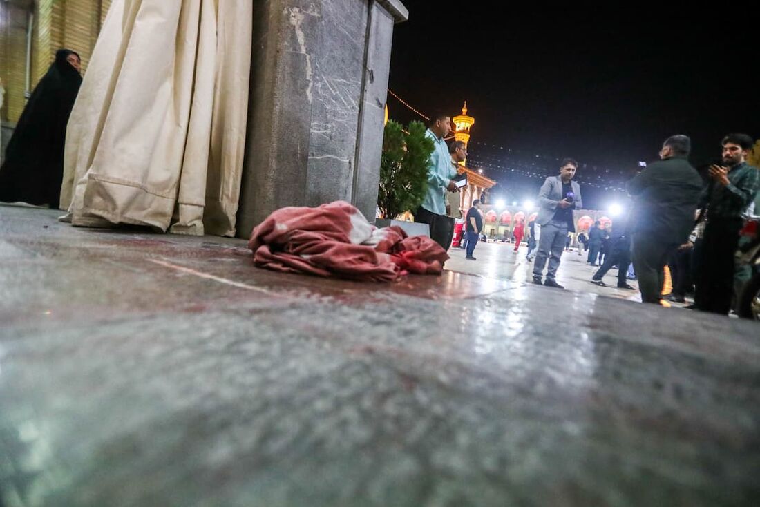 Um pano manchado de sangue está no chão no local de um ataque a tiros no mausoléu de Shah Cheragh, no Irã