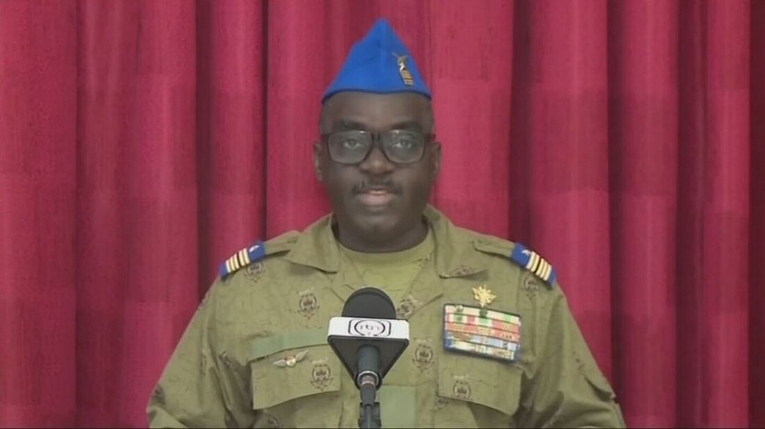 Coronel Major Amadou Abdramane, membro do CNSP (Conseil national pour la sauvegarde de la patrie), lendo uma declaração na televisão nacional.