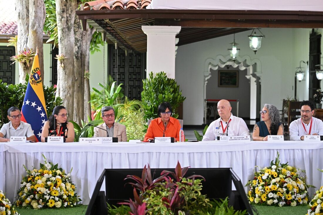 A vice-presidente da Venezuela, Delcy Rodriguez (C), acompanhada por delegados do ELN, último grupo guerrilheiro ativo da Colômbia, Nicolas Rodriguez, Claudia Rodriguez, negociador-chefe Israel Ramirez Pineda, Otty Patiño, Maria José Pizarro e Ivan Ceped,