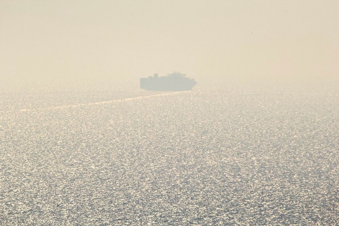 O primeiro navio de carga usando as novas rotas marítimas do Mar Negro é visto saindo do porto de Odesa