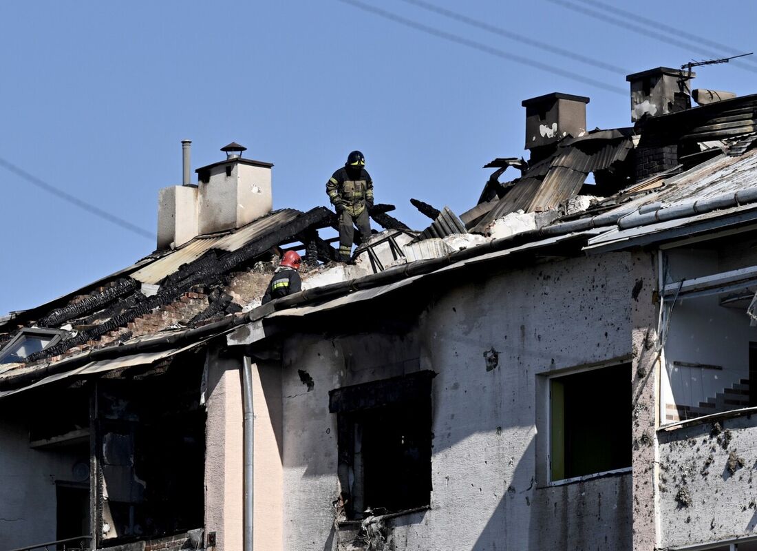 Telhado de um prédio residencial danificado após um ataque de míssil na cidade de Lviv