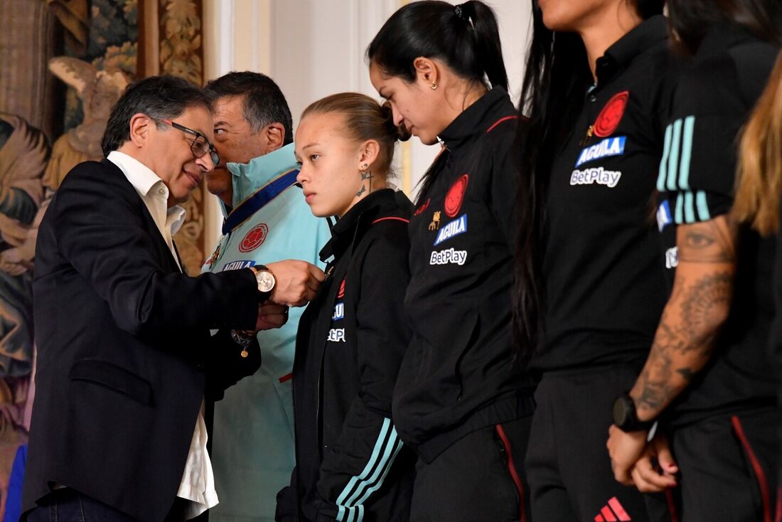 Gustavo Petro, presidente colombiano, recebeu as jogadoras com honrarias 