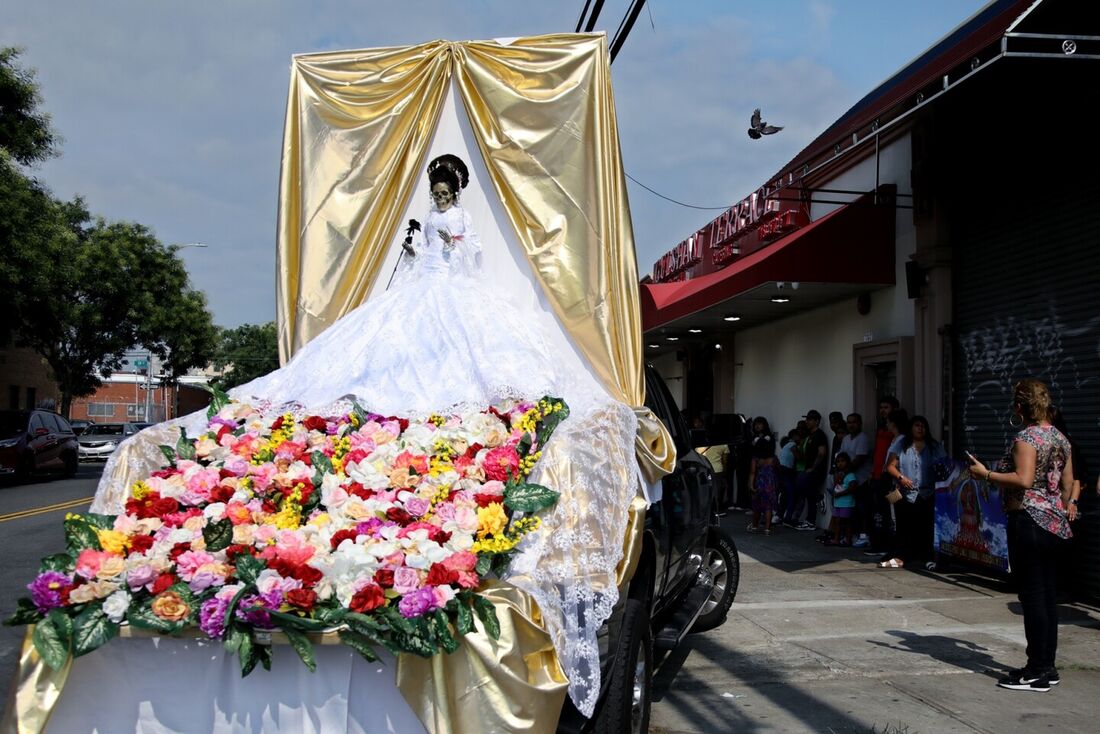 Procissão de Santa Muerte no bairro de Queens