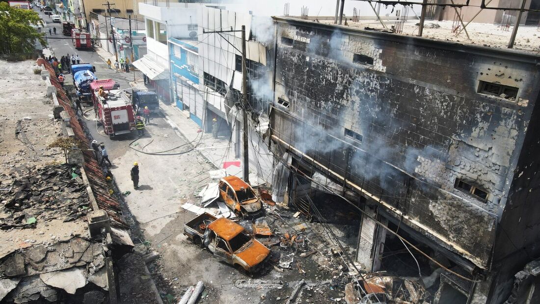 Vista aérea da área onde um estabelecimento comercial explodiu em San Cristobal, República Dominicana, em 15 de agosto