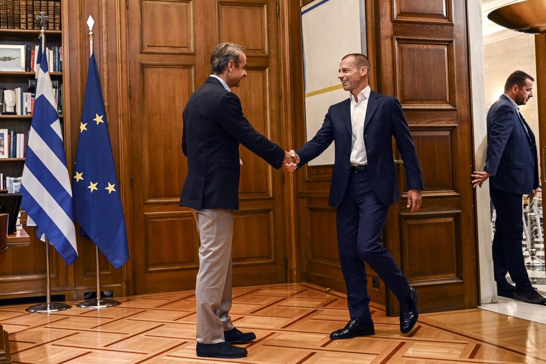 Primeiro ministro da Grécia, Kyriakos Mitsotakis recebe o Presidente da UEFA, Aleksander Ceferin