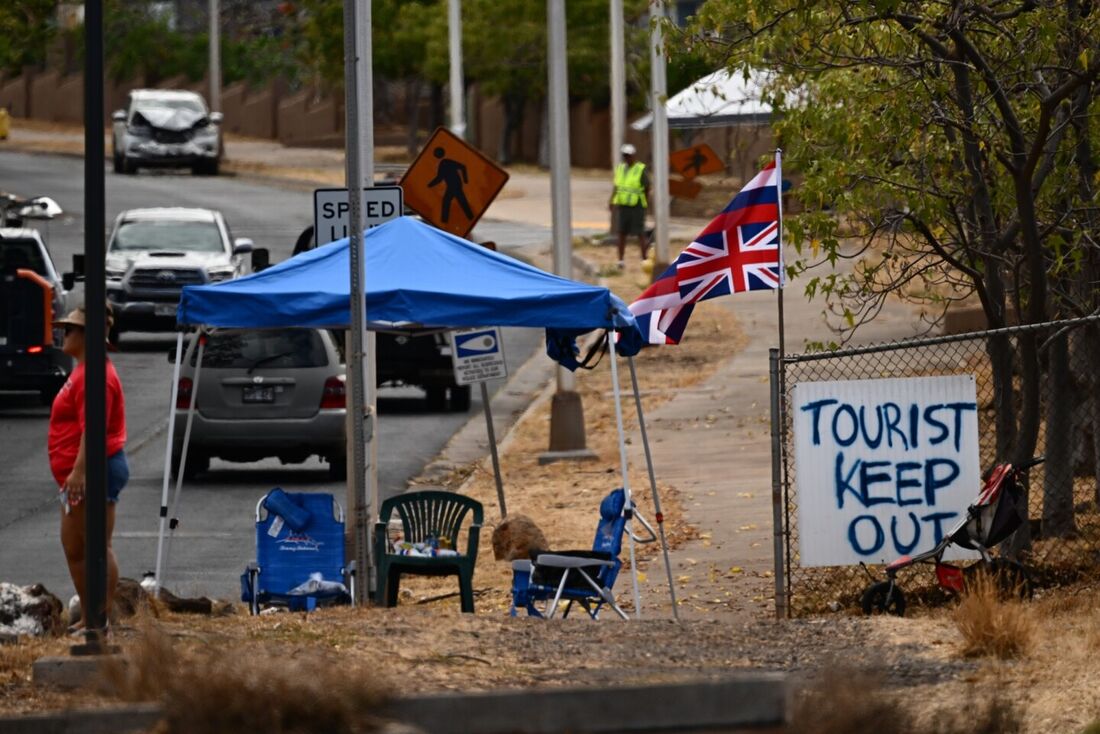 Placa dizendo "Tourist Keep Out" após os incêndios florestais de Maui 