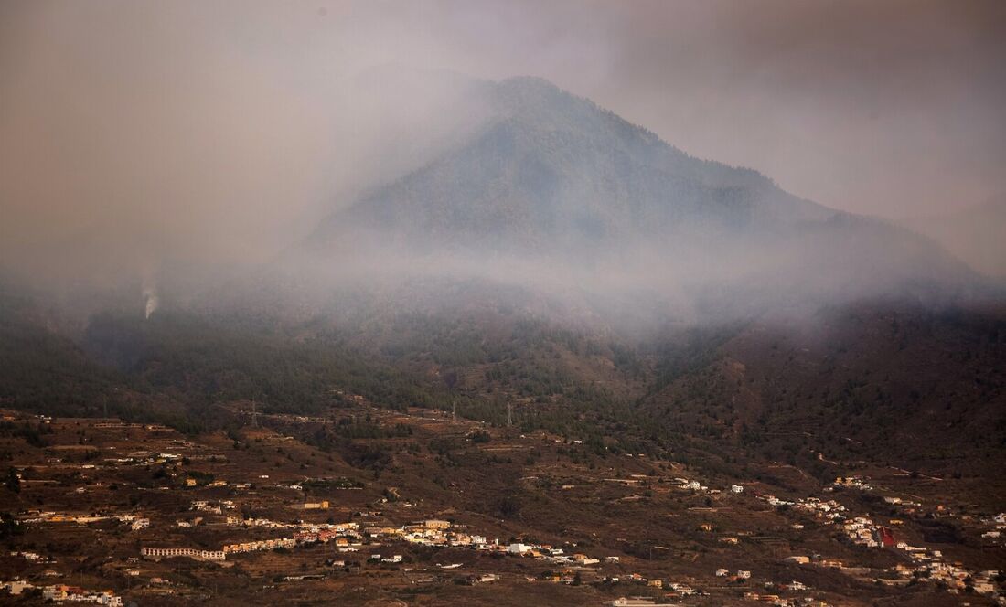 Nuvens de fumaça de um incêndio florestal cobrem o céu sobre o vale de Guimar, na parte nordeste da ilha canária de Tenerife