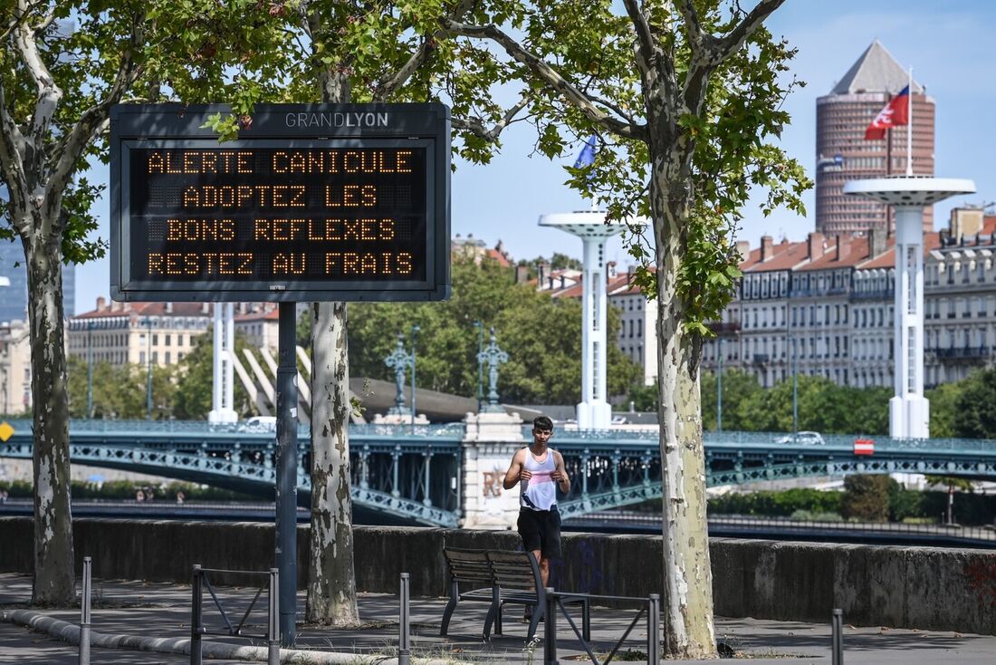 Placa da cidade indicando onda de calor em Lyon