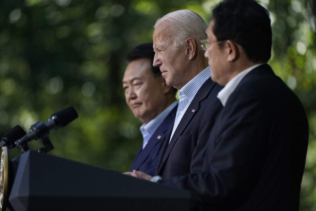 Presidente dos EUA, Joe Biden (C), o primeiro-ministro japonês Fumio Kishida (D) e o presidente sul-coreano Yoon Suk Yeol (E)