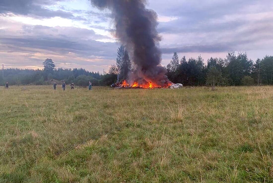 Destroços de um avião em chamas perto da vila de Kuzhenkino