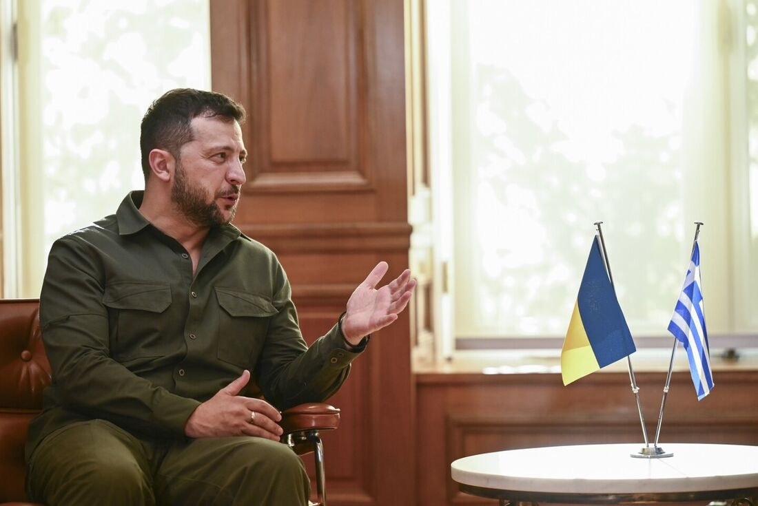 Presidente da Ucrânia, Volodymyr Zelensky, fala durante uma reunião em Atenas