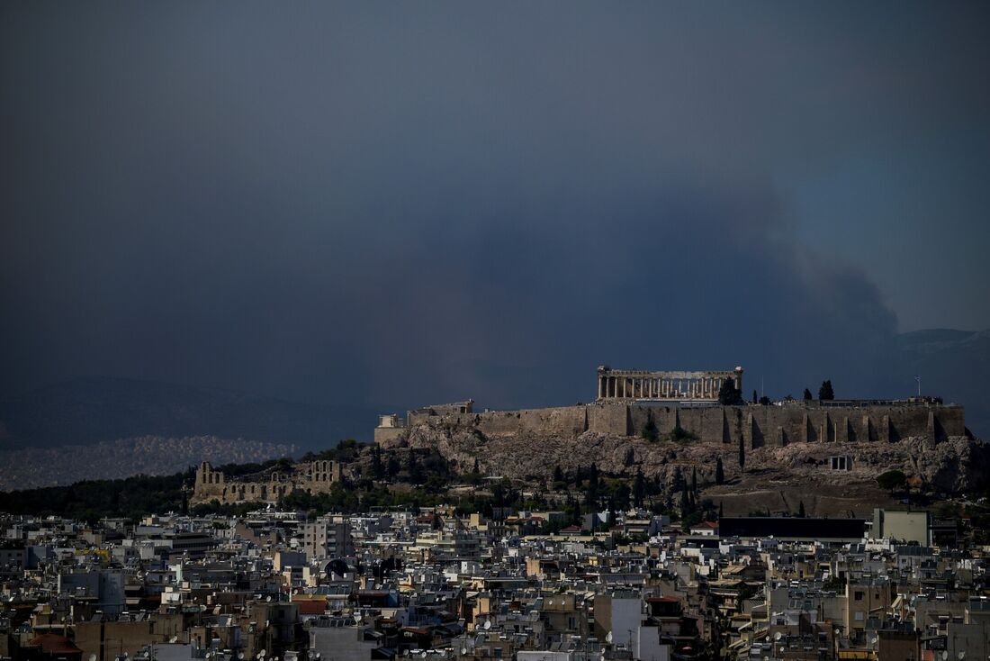 Incêndio florestal se alastra nos arredores de Atenas 