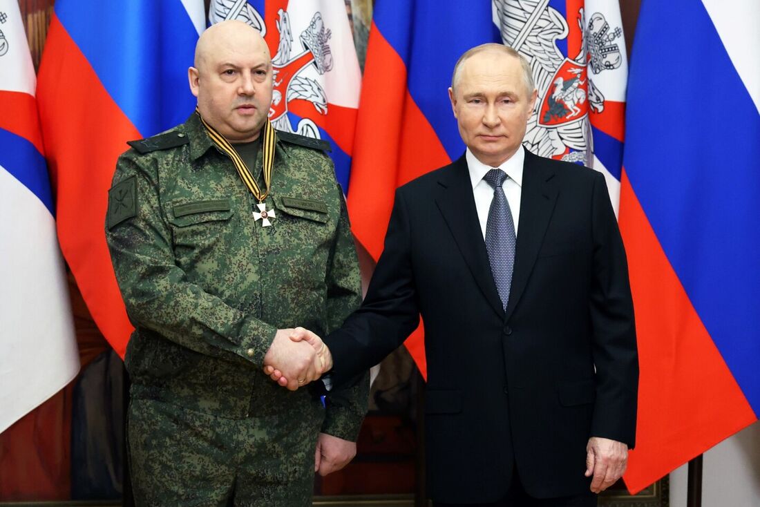  Vladimir Putin (D) e o comandante da operação militar da Rússia na Ucrânia, general Sergei Surovikin (E)