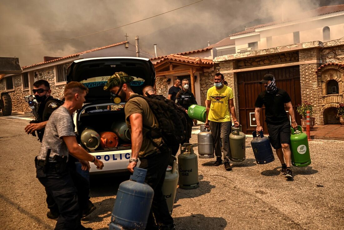 Incêndio florestal se espalha em Archanes, norte de Atenas